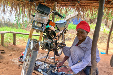 Dulce Santos, the first female mechanic in Angoche