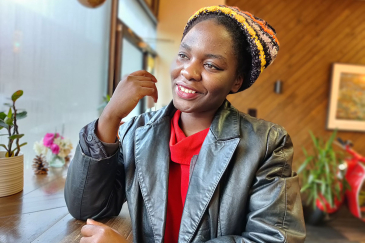 Esther Mwema est une jeune zambienne de 28 ans, spécialiste des inégalités numériques et fondatrice 