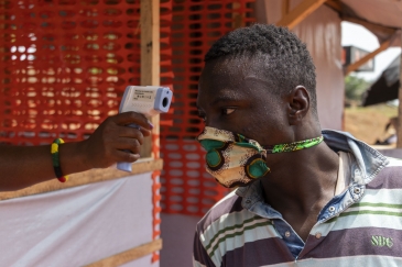 Forte hausse des décès dus à la COVID-19, sur fond de flambée d’Ebola et d’autres maladies.