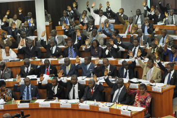 Des députés votent sur des projets de loi présentés par le gouvernement au parlement à Abidjan