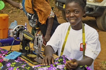 Jacqueline Nantawa travaille dans son entreprise de groupe de couture au Malawi.