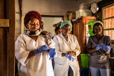En RDC, les travailleurs de la santé mettent des gants avant d'examiner les patients à l'hôpital.