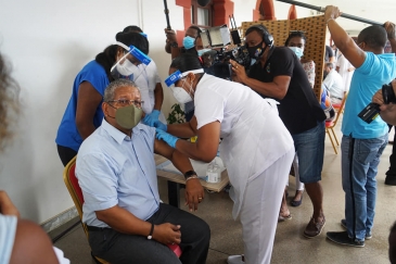 An image of An image of Wavel Ramkalawan, political leaders and health workers took the COVID-19