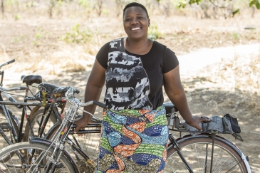 Emma Sakala, agent forestier du district, avec un vélo.