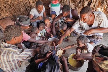 Une famille au Yémen partageant un repas.