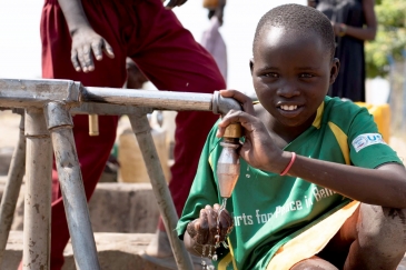 Un enfant ayant de l'eau potable. 