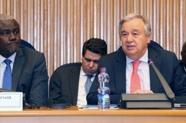 Le Secrétaire général António Guterres (à droite) s'adresse à une session sur la paix et la sécurité