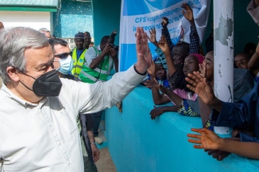 Le Secrétaire général des Nations Unies, António Guterres, rencontre des enfants au centre d'accueil