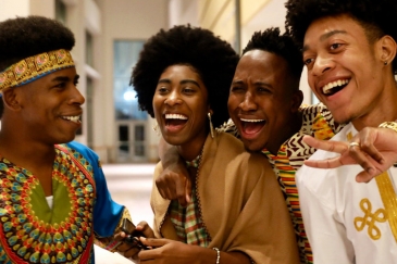 Un groupe de jeunes qui rient.