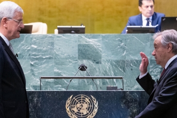 António Guterres (à droite) prête serment pour un second mandat de Secrétaire général de l'ONU