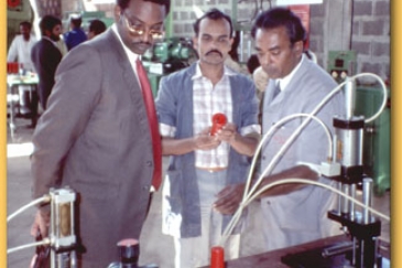 Indian technicians explain manufacturing process to African participants in an Ethiopian workshop.  Photo : ©UNDP / I. Rajeswary