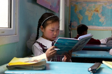 Une jeune fille pendant la pause. Le gouvernement mongol a introduit plusieurs programmes destinés à améliorer le système educatif, l'education primaire dans les régions rurales particulièrement. Photo: Khasar Sandag/Banque Mondiale