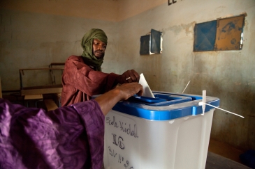 Un homme malien dépose son bulletin de vote dans un bureau de vote à Kidal, dans le nord du Mali.