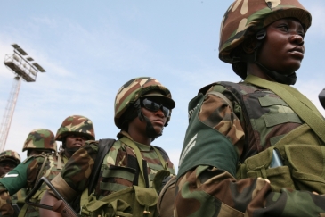 Des soldats ougandais du 8e groupement tactique de l’AMISOM quittent Kampala pour se rendre à Mogadiscio, 2011 - Obi Anyadike/IRIN