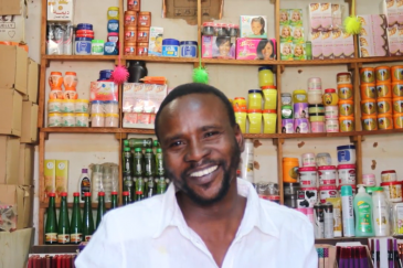 IOM helped Mohammad Ahmad to set up a shop in OMduram market, near Khartoum, Sudan. 