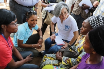 UN Deputy Emergency Relief Coordinator Kyung-wha Kang (centre) during her visit to the Central African Republic in February 2015. Photo: OCHA/C. Illemassene