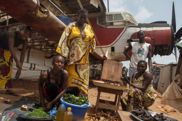 Les denrées se font rares. Au plus fort de la crise, des travailleurs humanitaires livraient de la nourriture. Crédit: Stephan Gladieu/ Banque Mondiale 