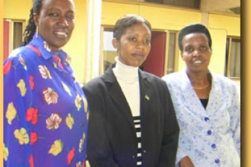 Trois des femmes élues au parlement rwandais en septembre 2003. De gauche à droite : Constance Rwaka, Solange Tuyisenge et Athanasie Gahondogo. Photo : ©PNUD / Julie Pulowski