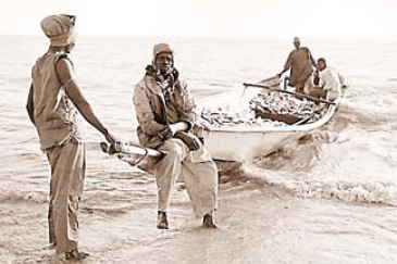 Livelihoods of Senegalese fishermen are threatened by depletion of fish stocks, in part by European trawlers.  Photo : ©United Nations