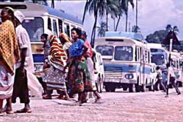 Crowded road in Dar es Salaam, Tanzania: There are too few roads in Africa, and they are deteriorating.  Photo : ©UN / Betty Press