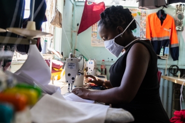 Une femme au travail dans une usine de fabrication de vêtements à Harare, Zimbabwe.