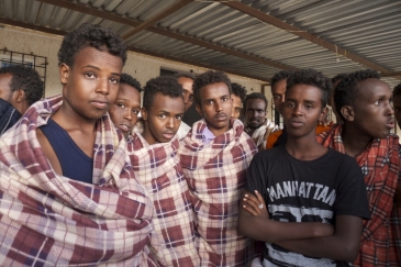 Photo: Des jeunes migrants somaliens dans un centre de rétention en Libye (Tom Westcott/IRIN)