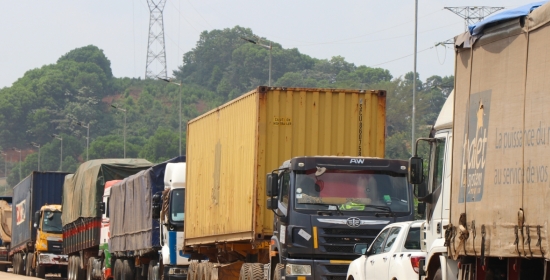 Camions chargés de biens attendant depuis de franchir la frontière entre la Côte d'Ivoire et le Ghan