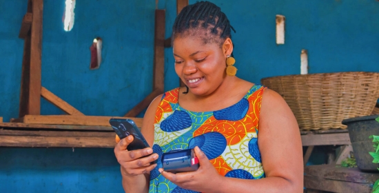 Femme entrepreneur africaine avec un système de paiement digital.