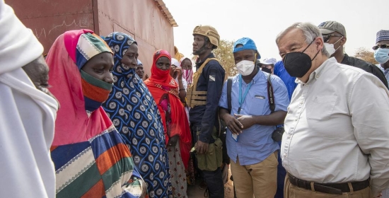 Le Secrétaire général de l'ONU, António Guterres, parle à des femmes déplacées à Ouallam, au Niger.