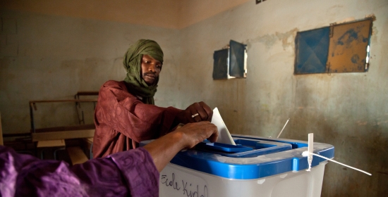 Un homme malien dépose son bulletin de vote dans un bureau de vote à Kidal, dans le nord du Mali.