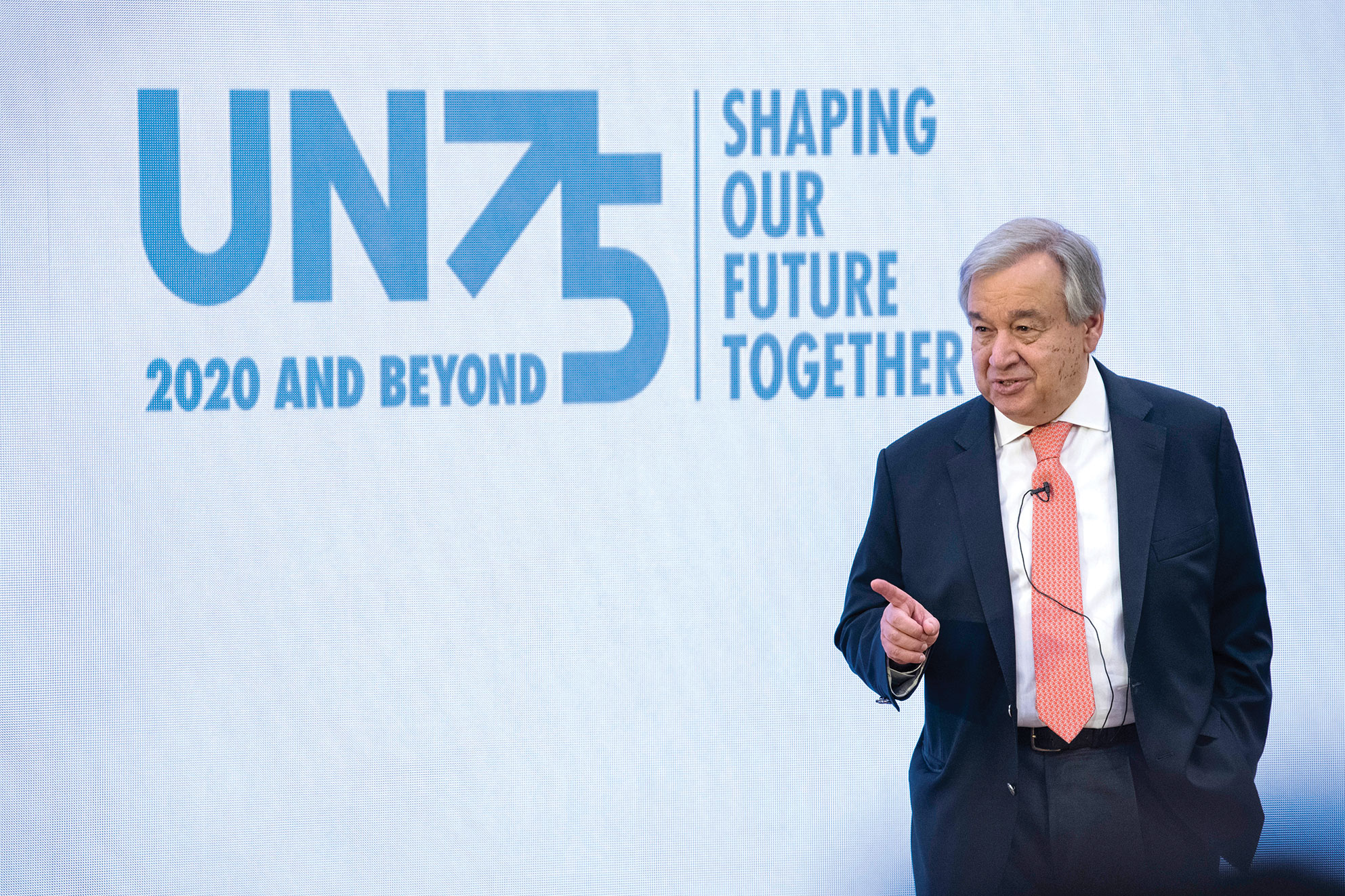С.Г. Гутерриш стоит перед вывеской: UN75 2020 AND BEYOND - ВМЕСТЕ СОЗДАВАЯ НАШЕ БУДУЩЕЕ