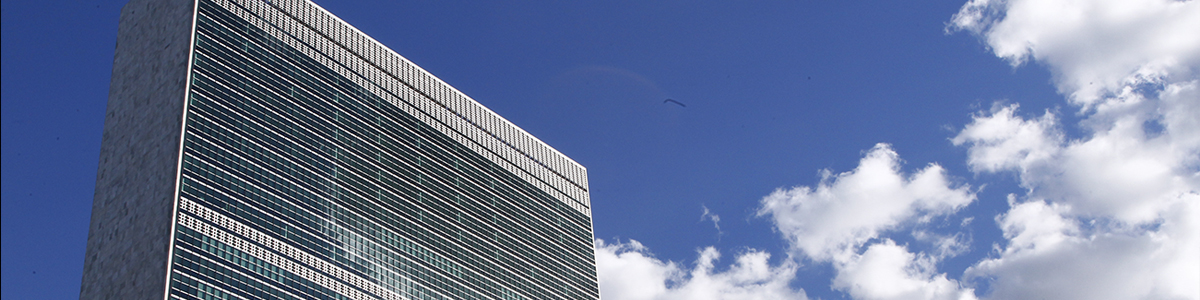 قمة مبنى الأمانة العامة للأمم المتحدة يناطح السحاب.