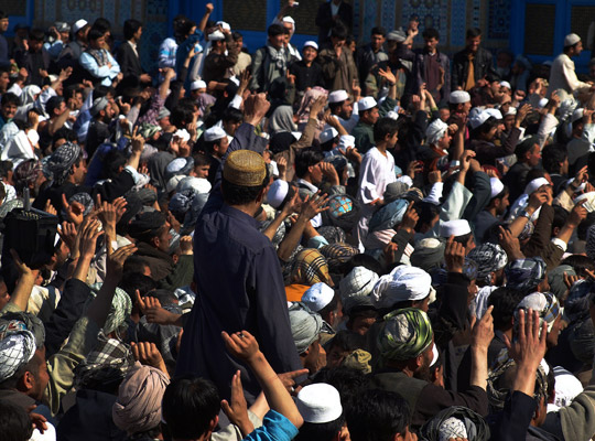 1 نيسان/أبريل 2011: حشد يهاجم مكاتب الامم المتحدة في مزار شريف بأفغانستان، مما أسفر عن مقتل ثلاثة من موظفي الأمم المتحدة وأربعة حراس