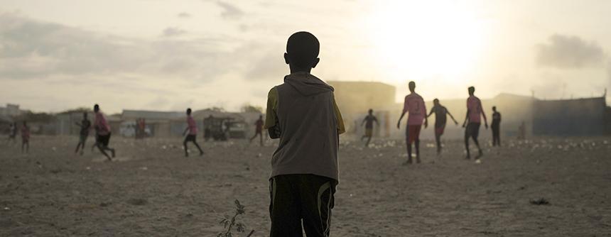 Unos niños juegan al fútbol cerca del campamento de desplazados internos en Mogadiscio (Somalia).