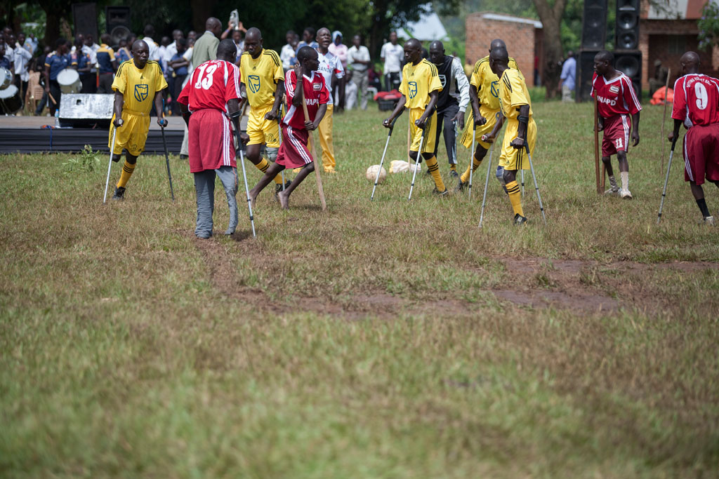 ممارسة لعبة كرة القدم في منطقة كايونغا في أوغندا. المصدر: اليونيسف / ريبيكا فاسي