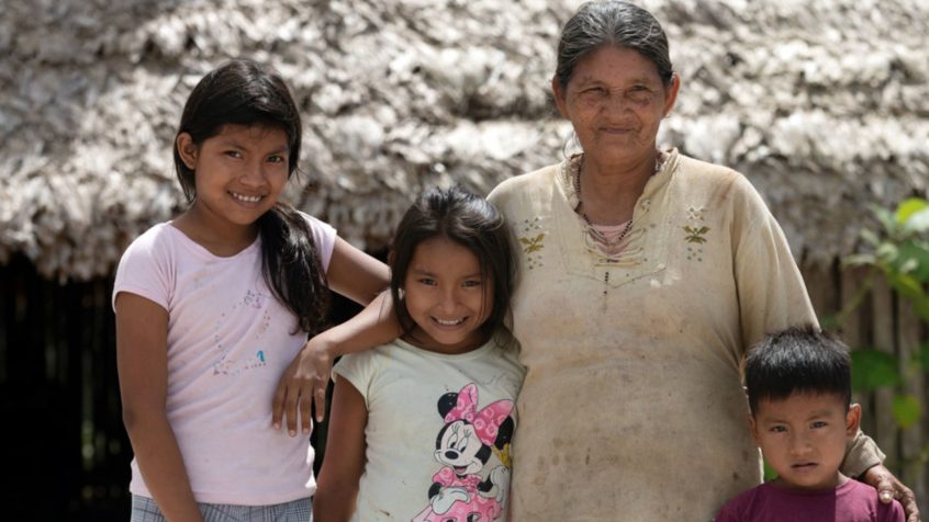 OPS Colombia/Karen González Abr Indigenous authorities in Tarapacá, Colombia, were consulted with before COVID vaccinations began.