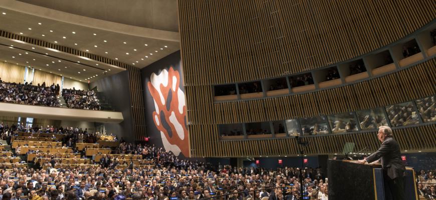 联合国秘书长在大会堂举行的大会一般性辩论开幕式上致辞。联合国照片 