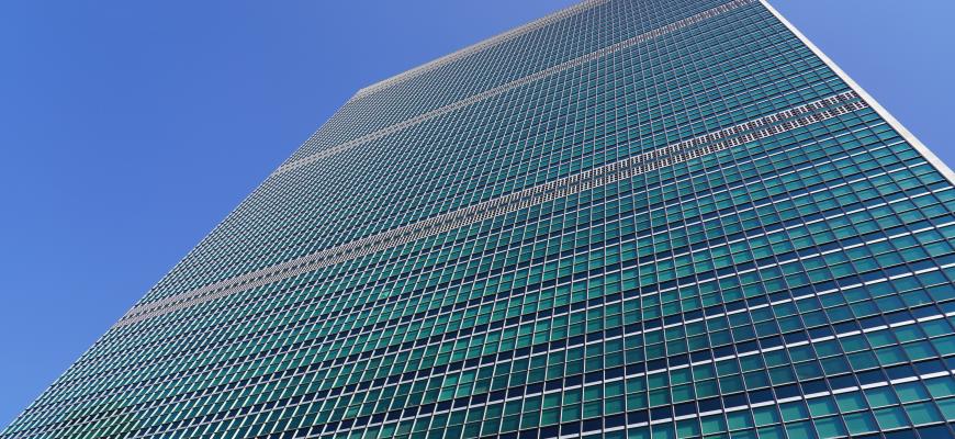 منظر لمبنى الأمانة العامة في مقر الأمم المتحدة في نيويورك. مكتبة الصور الفوتوغرافية للأمم المتحدة/إد