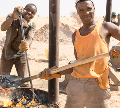 In Agadez, Niger, Malian migrants and locals are being trained on brick production using plastic and sand.