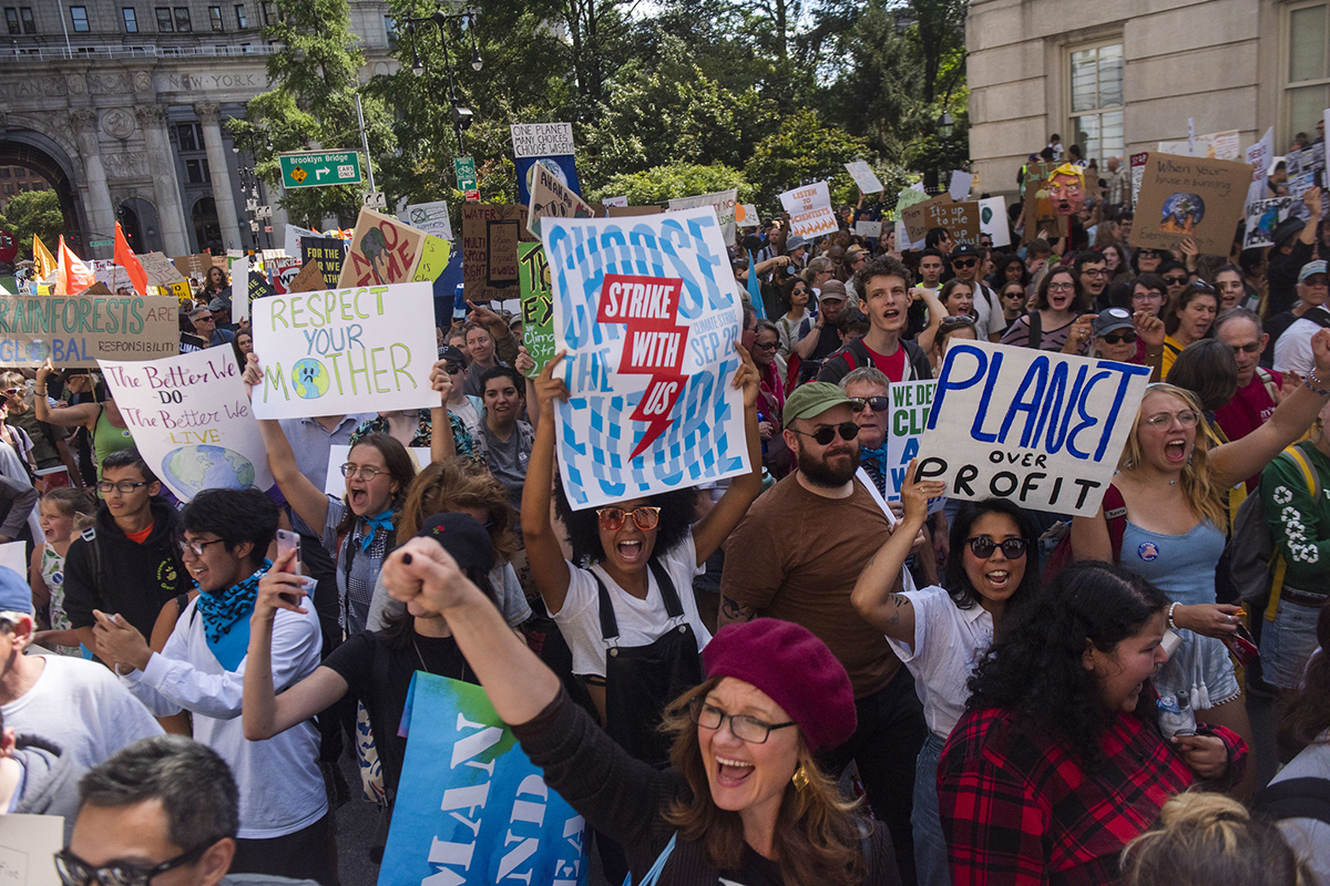 Des personnes manifestent pour l'environnement