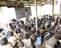 LA RSSG, Mme AICHATOU MINDAOUDOU A RENDU VISITE A L'ECOLE PRIMAIRE DE BOUAFLE ACCOMPAGNE PAR LE GOUVERNEUR M. ADRIEN KOUAME GBAMELE,LES ELUS ET CADRES DE LA REGION.