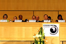 Le podium dans la salle de conférence.