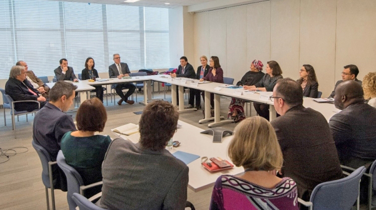 Photo of Secretary-General and members of his Executive Office holding their leadership dialogue on 19 December 2017.