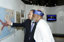Генеральный секретарь ООН Пан Ги Мун и фотограф Честер Хиггинс осматривают выставку.