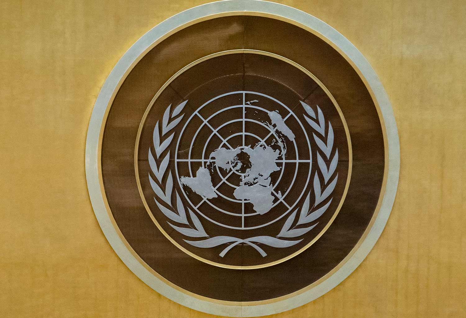 在联合国大会堂近距离拍摄的金色联合国会徽。