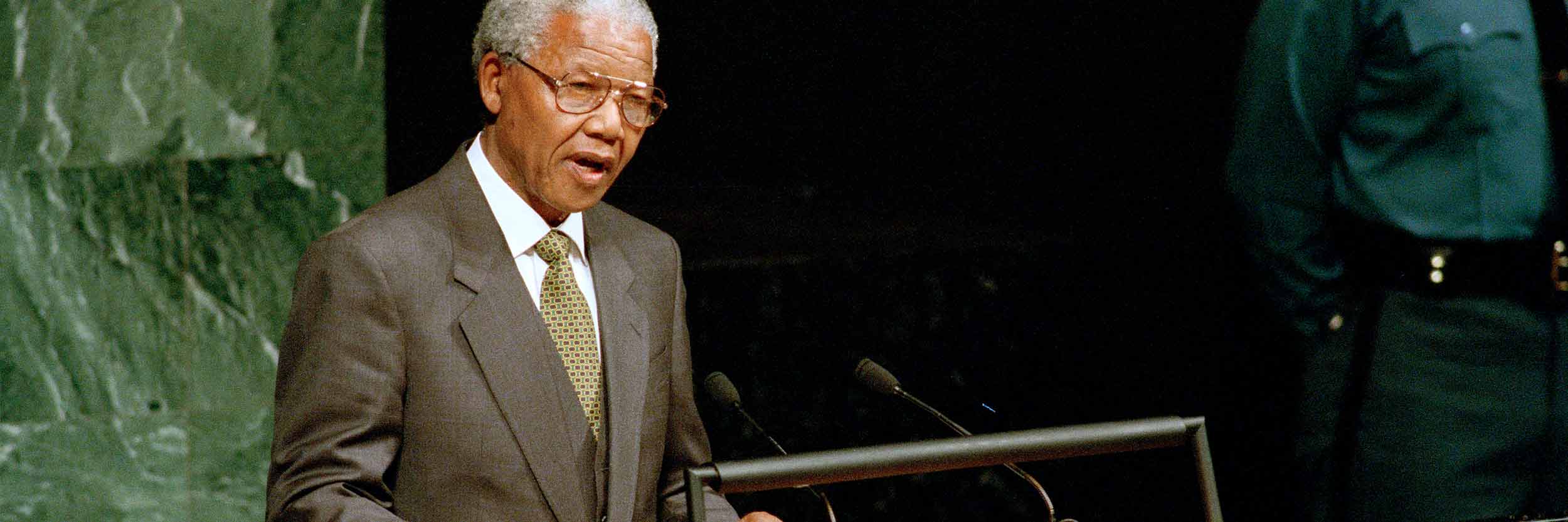Nelson Mandela, ancien Président de l'Afrique du Sud, prononce un discours devant la 49ème session de l'Assemblée générale en 1994.