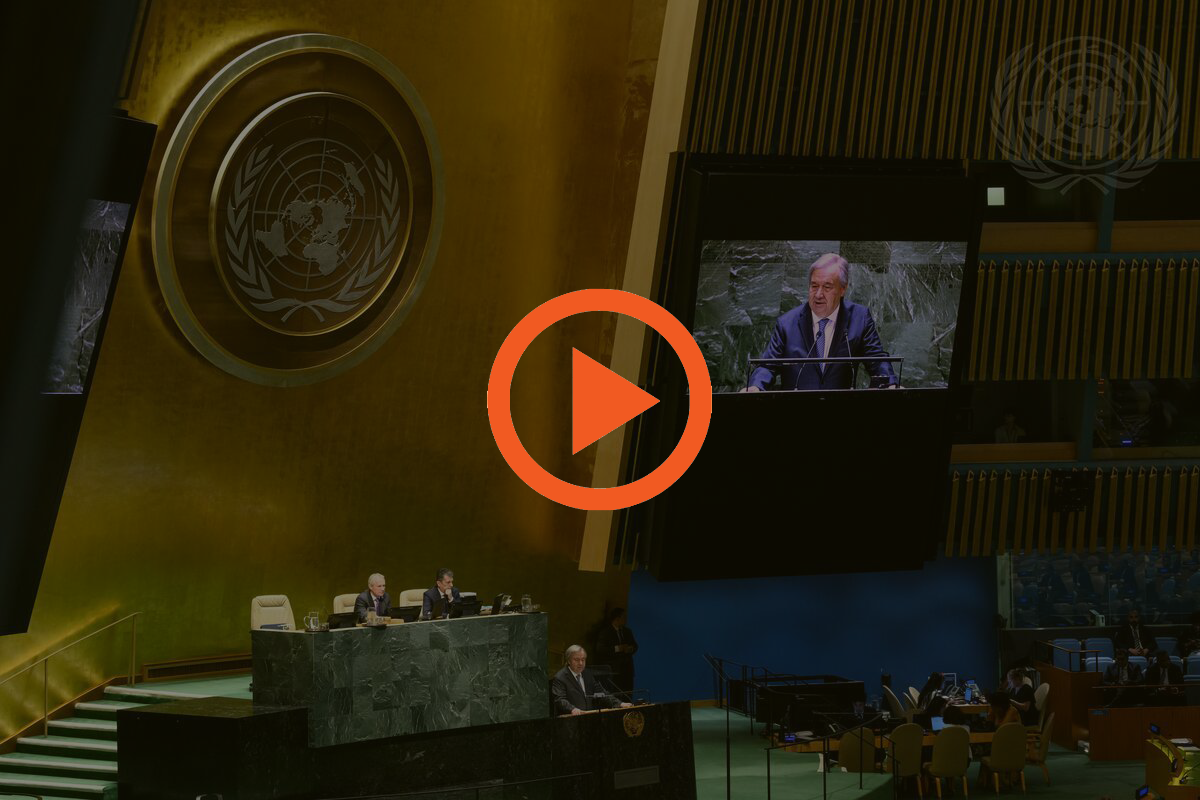 Panorámica del Salón de la Asamblea General con un icono de reproducción de vídeo