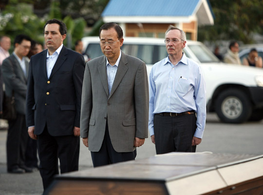 Le Secrétaire général Ban Ki-moon lors d'une cérémonie commémorative à Haïti pour le Représentant spécial Hedi Annabi et le Représentant spécial adjoint Luiz Carlos Da Costa.