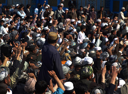 1er avril 2011 : la foule attaque les bureaux de l'ONU à Mazar-i-Sharif en Afghanistan, tuant trois employés internationaux et quatres guardes de sécurité internationaux.