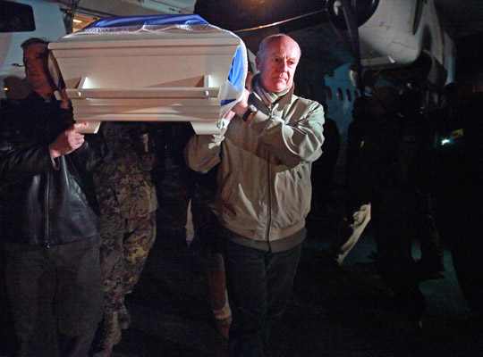 Staffan de Mistura (à droite), Représentant spécial du Secrétaire général pour l'Afghanistan, porte le cercueil de l'une des victimes.